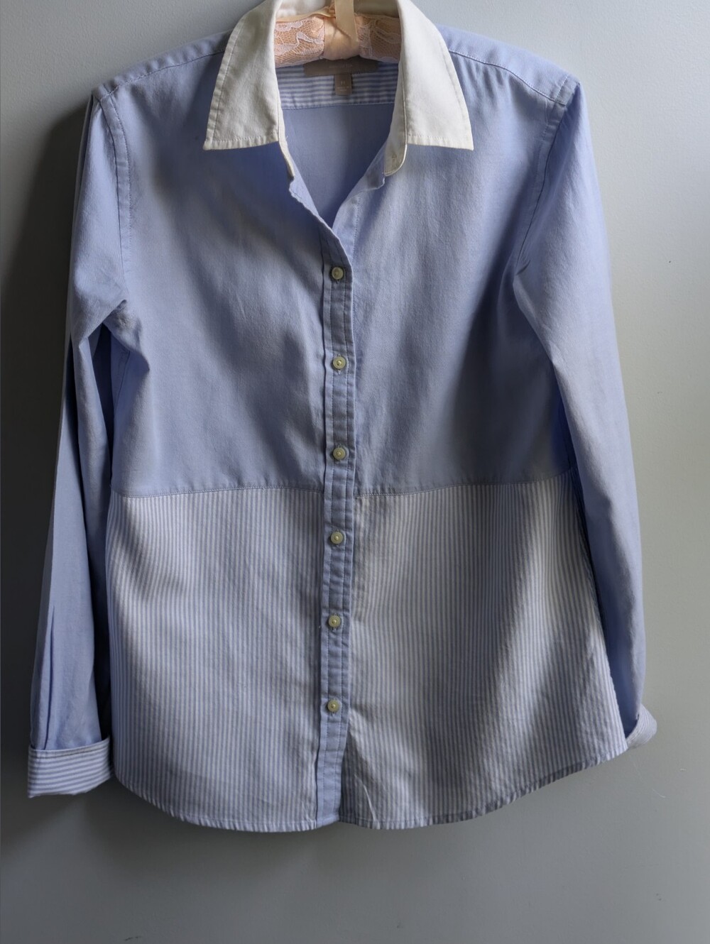 EUC...Banana Republic Light Blue & White Striped Oxford Button-Up Shirt Size M
